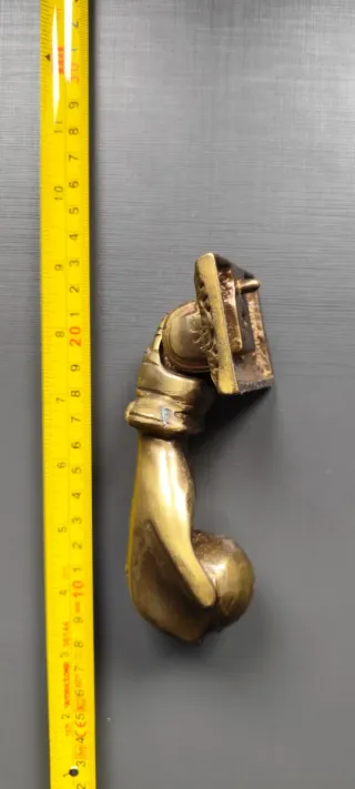 Aldaba/Llamador de puerta bronce macizo mano.