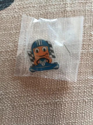 Pin de personaje de carreras