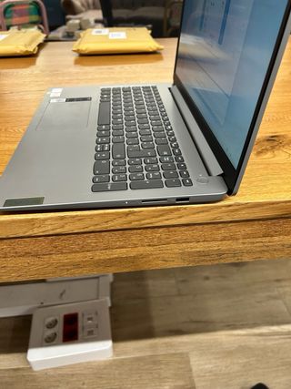 Portátil Lenovo Plata y Negro