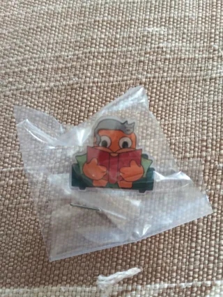 Pin de personaje leyendo