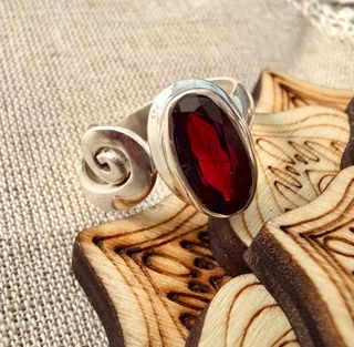 Anillo de Granate Natural en Plata