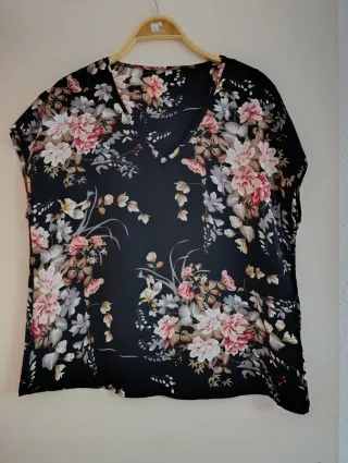 Camisa floral negra y rosa