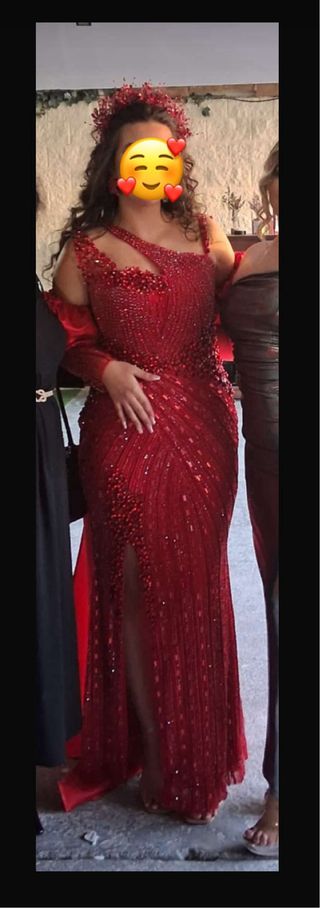 Vestido rojo con perlas y accesorios