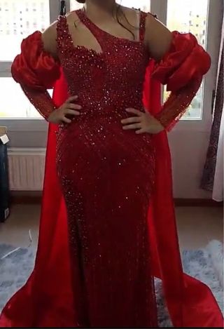 Vestido rojo con perlas y accesorios