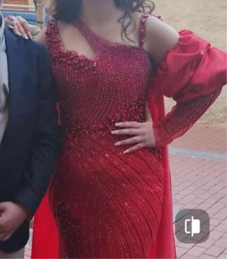 Vestido rojo con perlas y accesorios
