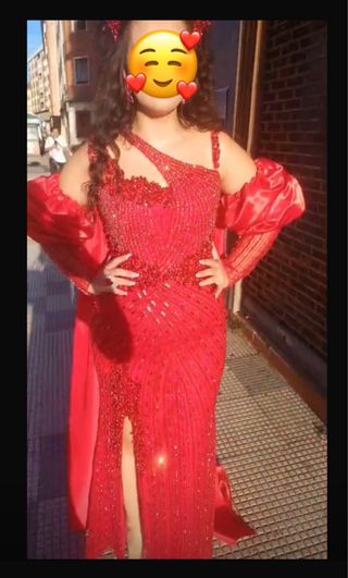 Vestido rojo con perlas y accesorios