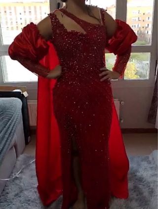 Vestido rojo con perlas y accesorios