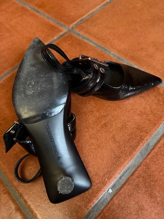 Zapato en punta tacón hebillas