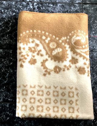 Mantas de forro polar beige y marrón