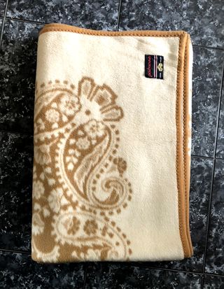 Mantas de forro polar beige y marrón