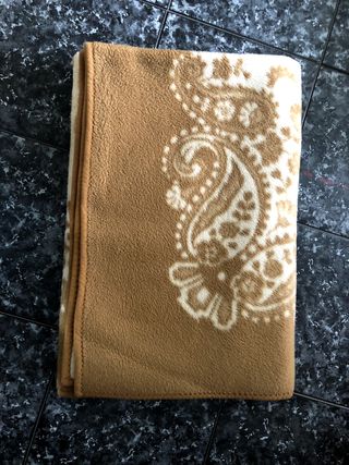 Mantas de forro polar beige y marrón