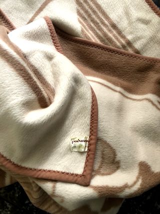 Mantas de forro polar beige y marrón