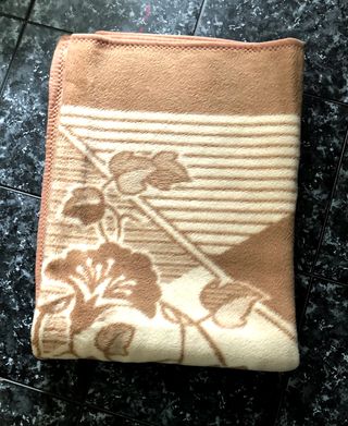 Mantas de forro polar beige y marrón