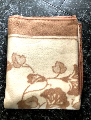 Mantas de forro polar beige y marrón