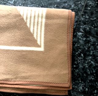 Mantas de forro polar beige y marrón