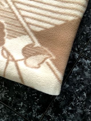 Mantas de forro polar beige y marrón