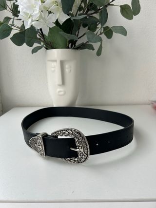 Cinturón mujer negro con hebilla plateada