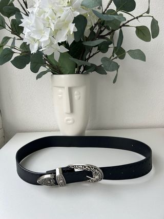 Cinturón mujer negro con hebilla plateada