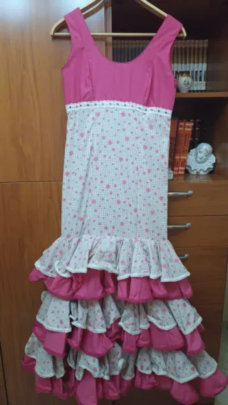 Traje de flamenca rosa y blanco
