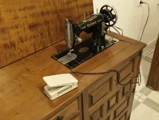 Máquina de coser Sigma antigua con mueble
