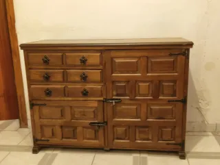 Máquina de coser Sigma antigua con mueble