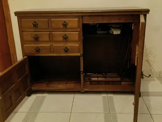 Máquina de coser Sigma antigua con mueble