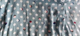 Blusa azul con topos blancos y multicolores