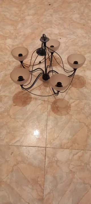 Lámpara de forja azul con tulipas