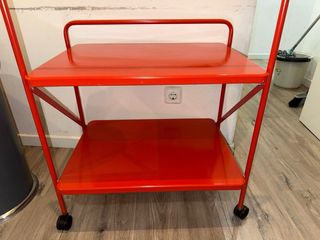 Mesa auxiliar roja Ikea Jarlasa