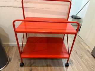 Mesa auxiliar roja Ikea Jarlasa