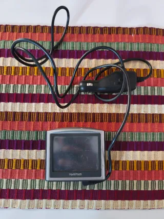 Navegador GPS TomTom con cargador