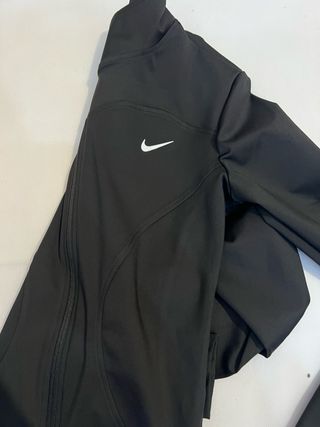 Chaqueta deportiva Nike negra