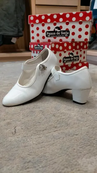 Zapatos Flamenco Niña Blancos. N.32 y 29