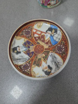 Tazas y platos decorativos café