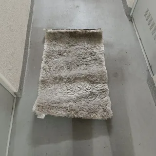 Alfombra de poliéster beige y gris 65*110