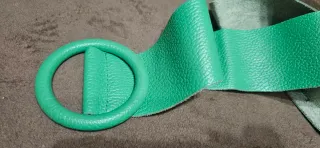 Cinturón verde con hebilla redonda