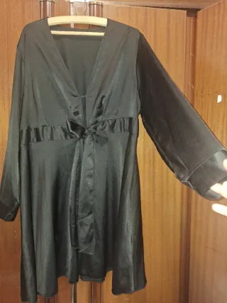 Vestido de satén negro