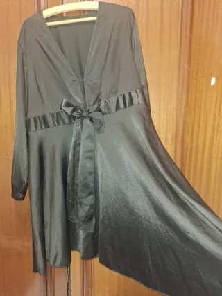 Vestido de satén negro