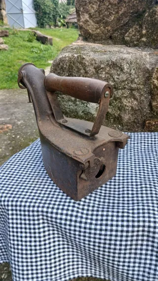 Plancha antigua de hierro fundido