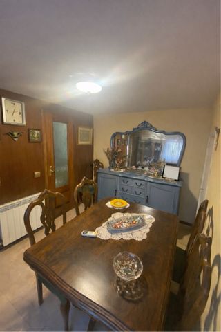 Mesa y 6 sillas de madera estilo retro