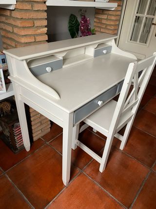 Escritorio y silla de madera maciza