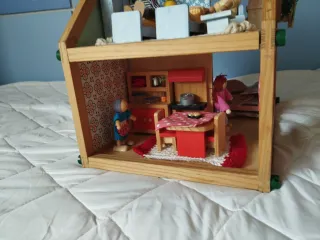 Casita de muñecas de madera