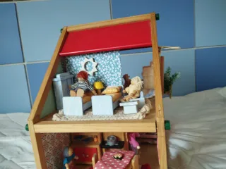 Casita de muñecas de madera