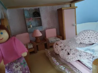 Casita de muñecas de madera