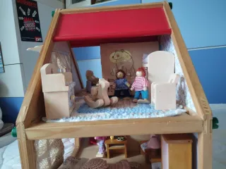 Casita de muñecas de madera