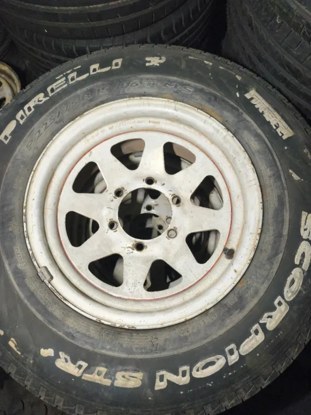 Juego cuatro llantas con neumáticos PIRELLI