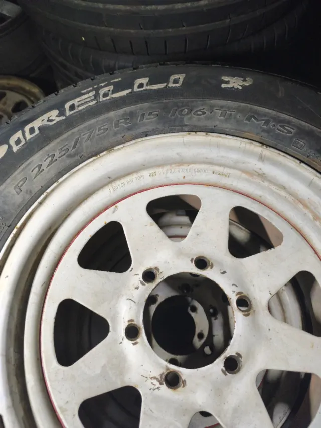 Juego cuatro llantas con neumáticos PIRELLI