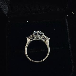 Anillo de compromiso con pera y baguettes