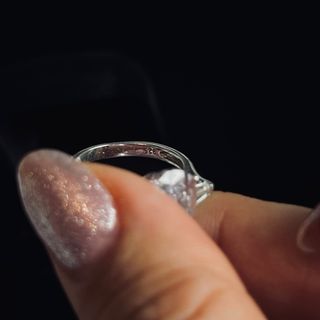 Anillo de compromiso con pera y baguettes