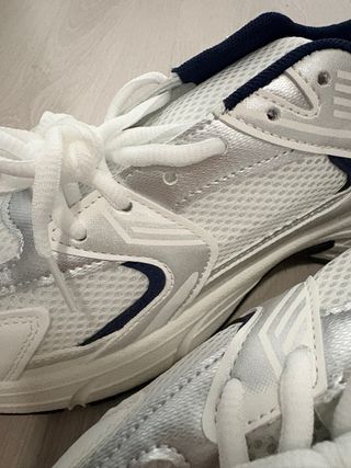 Tenis blancos y plateados con cordones